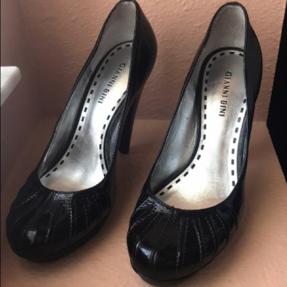 Gianni Bini black glossy heels